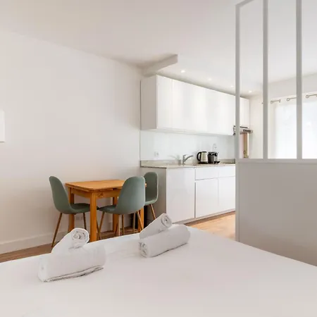 Stylish 1bd Flat With Patio Rue Des Petites Ecuries Párizs