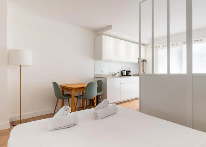 Stylish 1bd Flat With Patio Rue Des Petites Ecuries 파리